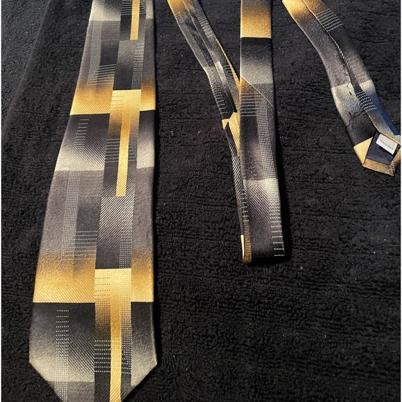 Men’s Pierre Cardin gold on black %100 silk tie - Picture 4 of 4